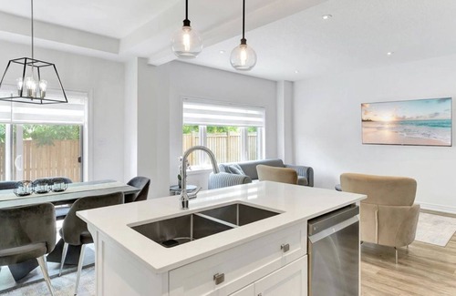 Stoney Creek House | Modern & Spacious Retreat