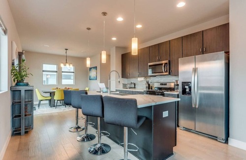 Lincoln Park House | Modern, Spacious Townhouse Mins from Downtown