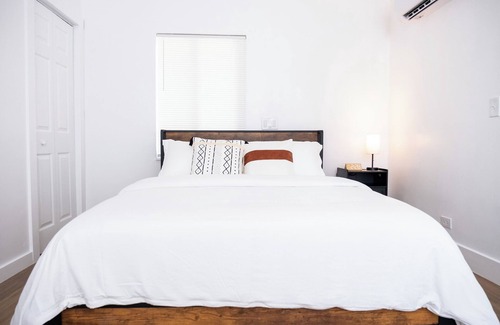 Old Northwood Historic District Hotel | Modern & Spacious 1BR + Sofa Bed