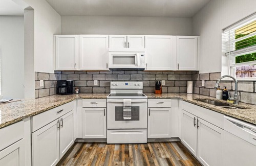 Rockwall House | Modern & Spacious, Walk to historic Downtown | TSH