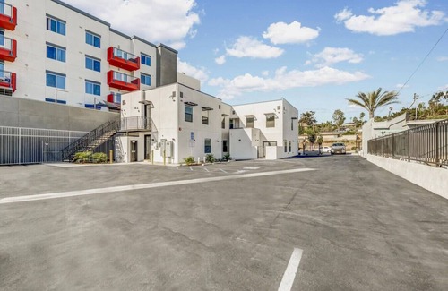 Vista Apartment | Modern Stay | 15 Min to Beach | Heart of Vista