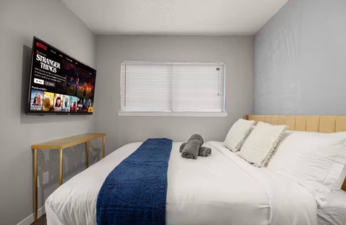 Hancock Apartment | Modern Stay Near Downtown, Fast Wi-Fi+ Parking