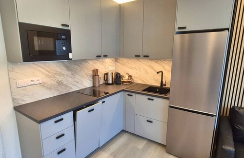 Pankrac Apartment | Modern Studio with 75″ TV and Fast Wi-Fi Near Metro and Vyšehrad