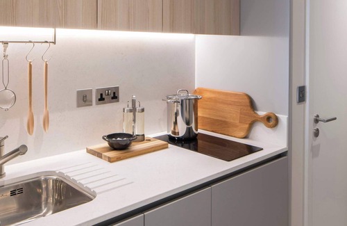 Fairfield Apartment | Modern Studio Apartment Croydon | StayCozy