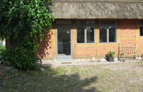 Quarnbek Apartment | Modern studio apartment under thatch