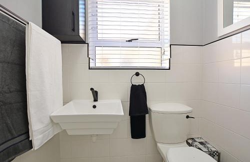 Flamingo Vlei Apartment | Modern Studio Apartment in Blouberg