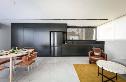 Tel Aviv City Center Apartment | Modern Studio Apt with Balcony