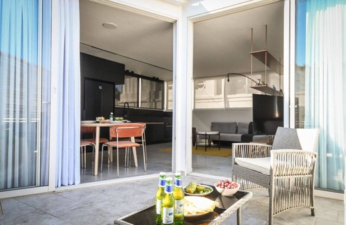 Tel Aviv City Center Apartment | Modern Studio Apt with Balcony