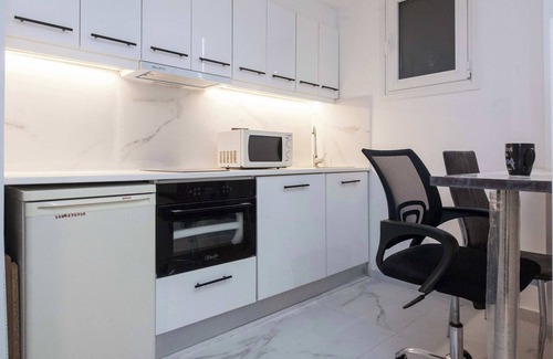 Platia Viktorias Apartment | Modern Studio by ASOE with Relaxing Bathtub
