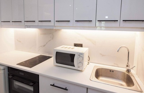 Platia Viktorias Apartment | Modern Studio by ASOE with Relaxing Bathtub