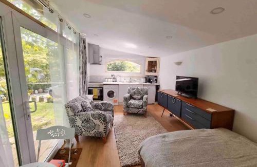 Hove Apartment | Modern Studio Cabin in Hove, Walk to the Sea & South Downs, Easy Access to Brighton