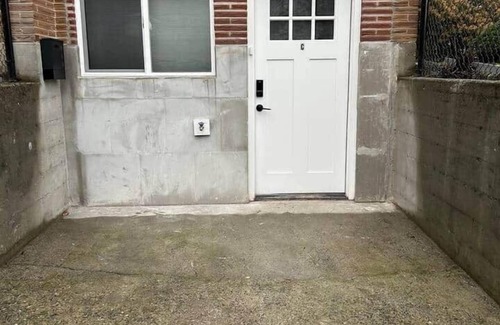 Columbia City Apartment | Modern studio in Seattle near Downtown, Airport, Stadiums, light rail.