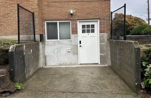 Columbia City Apartment | Modern studio in Seattle near Downtown, Airport, Stadiums, light rail.