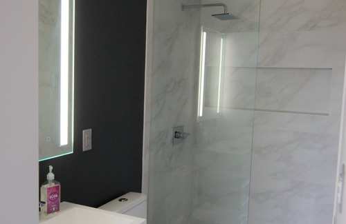 West Orange House | Modern Studio, Jitney to NYC train! Private Patio with NYC View! W/D