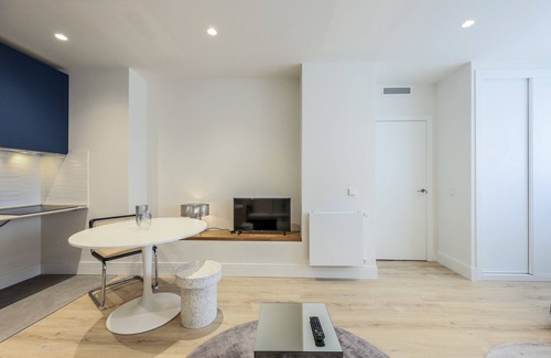 Puerta del Angel Apartment | Modern studio near the Royal Palace 01