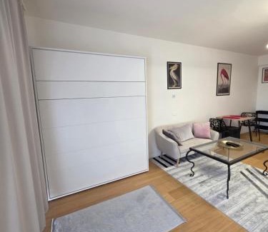 Nivy Apartment | Modern Studio on the banks of the Danube