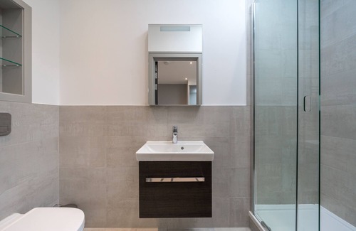 Bruce Grove Apartment | Modern Studio w/ parking -15 mins from Central London