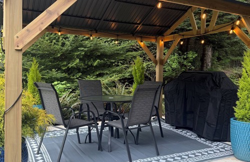 Poulsbo Apartment | Modern studio with hot tub and patio access