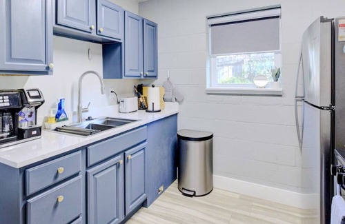 Downtown Memphis Apartment | Modern Studio with King Bed, Free Parking & Wi-Fi