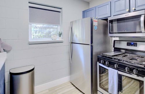 Downtown Memphis Apartment | Modern Studio with King Bed, Free Parking & Wi-Fi