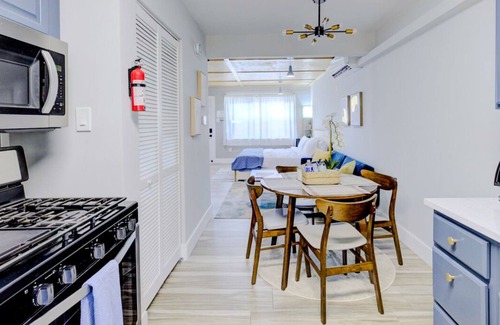 Downtown Memphis Apartment | Modern Studio with King Bed, Free Parking & Wi-Fi