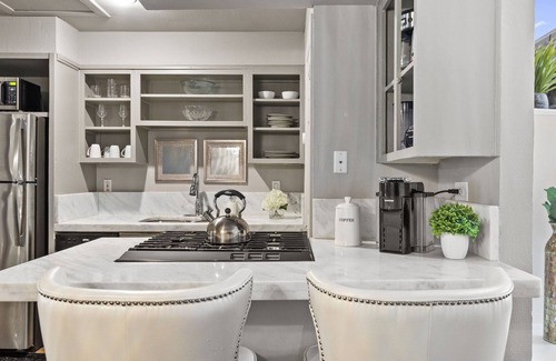 Old East Dallas Condo | Modern & Stylish 2BR/1BA loft in Dallas’ Historic Deep Ellum/Junius Heights District. Features king & queen beds, private balcony, and access to an offsite award-winning courtyard retreat.