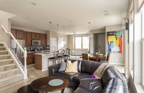 Aurora House | Modern, Stylish and Spacious Guest House in the Heart of Denver