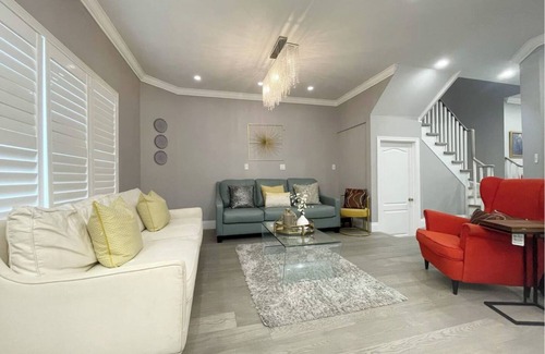Churchill Meadows House | Modern & Stylish Fully Furnished 5 Bedroom Home