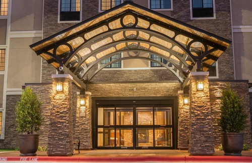 McNeil Condo | Modern Suite Close to the University of Texas | 24 Hour Business Center + Heated Outdoor Pool