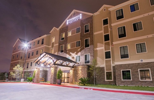 McNeil Condo | Modern Suite Close to the University of Texas | 24 Hour Business Center + Heated Outdoor Pool