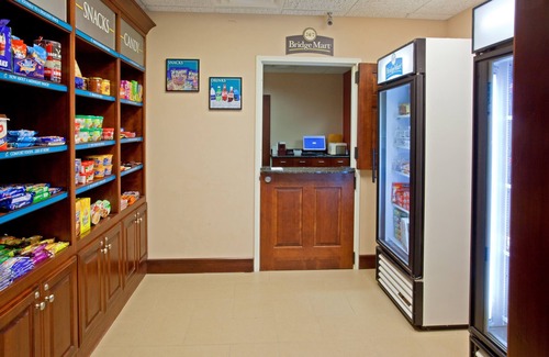 Webster Condo | Modern Suite | Free Breakfast + Pool + Hot Tub