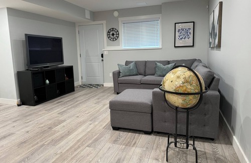 Okanagan-Similkameen House | Modern suite on Bottleneck Drive. Close to restaurants and wineries.