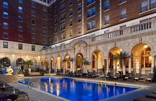 Central West End Apartment | Modern Suite w/Living & Dining Areas! Pets Allowed! W/Parking, Pool & Cinema!