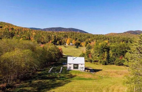Bethel House | Modern Sunny and 12 minutes to Sunday River