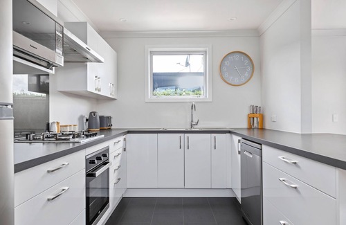 Martinborough House | Modern, sunny home away from home