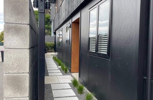 Hospital Hill House | Modern, Sunny & Spacious - 5 minutes walk to the heart of Ahuriri!