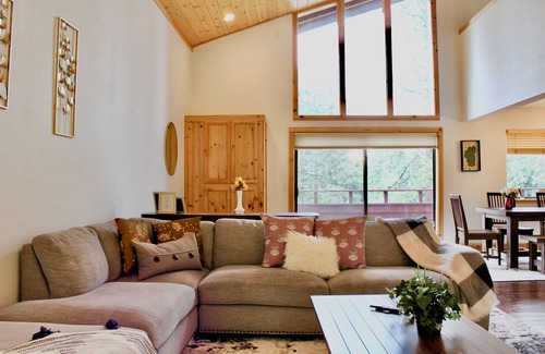 Ponderosa Palisades House | Modern Tahoe cabin: A/C, hot tub, ping pong, EV charger, family friendly