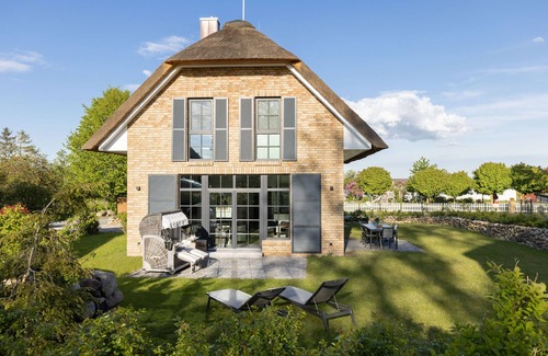 Hohenkirchen House | Modern thatched house "Haus Meeresleuchten" with fireplace and sauna near the beach