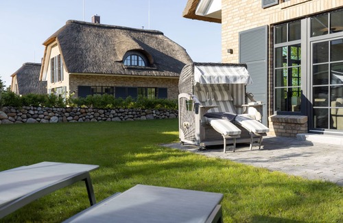 Hohenkirchen House | Modern thatched house "Haus Seerose" with fireplace and sauna near the beach