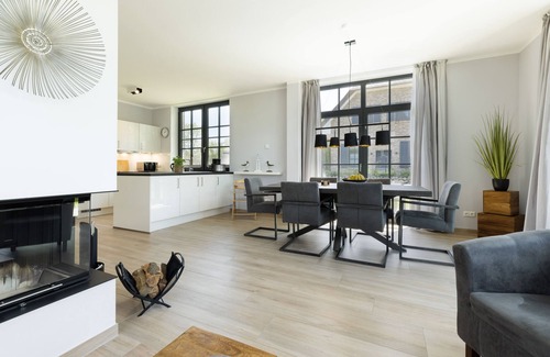Hohenkirchen House | Modern thatched roof house "Haus Strandperle" with fireplace and sauna near the beach
