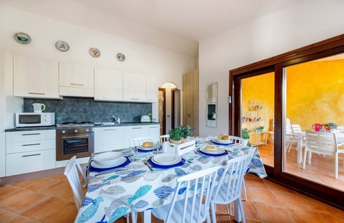 Monte Petrosu Apartment | Modern three-room apartment with swimming pool and free wifi