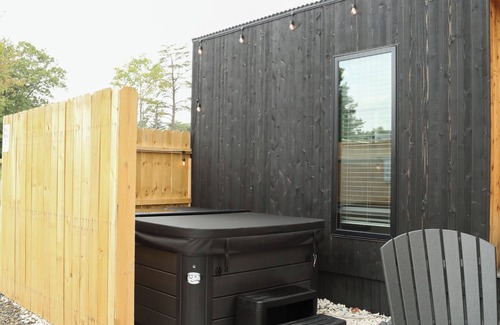 Milroy Cabin | Modern Tiny Home 25/With Hot Tub!