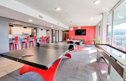 Old North Columbus House | ⭐Modern Tiny Studio 🌃 Free Parking, Hot Tub, Fitness Center, TV, WiFi, & More!