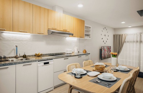 Choeng Mon House | Modern Townhouse with Long Pool, Sun Loungers & Kids’ Area