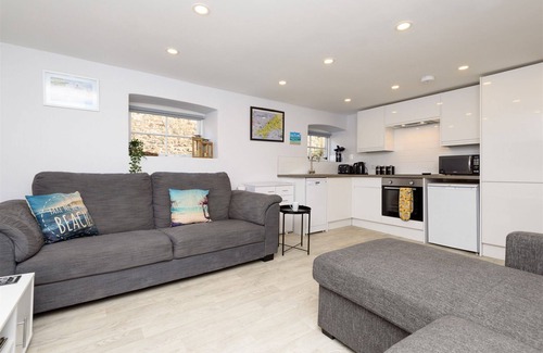 Looe House | Modern town centre apartment, two minutes from the beach with free parking!