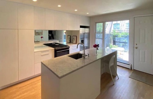 Kenwood House | Modern Townhome in the Heart of Hyde Park