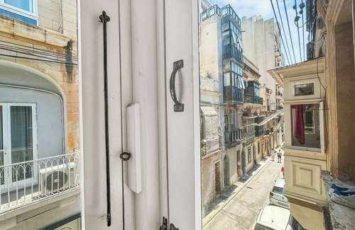 Sliema House | Modern Townhouse 30 secs to Seafront 2x Ensuites