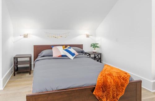 North Burns Park Apartment | Modern Tudor Style Carriage House - Patio & grill
