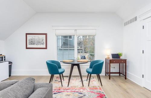 North Burns Park Apartment | Modern Tudor Style Carriage House - Patio & grill