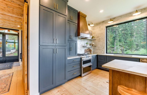 Turnerville Cabin | Modern Turnerville Cabin w/Hot Tub & Scenic Views